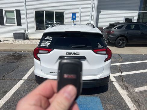 Used 2023 GMC Terrain SLE w/ Driver Convenience Package FWD image 4