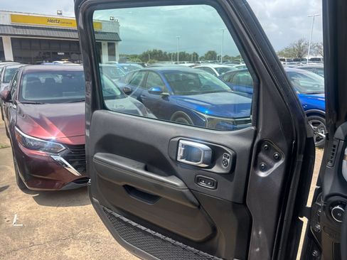 Used 2025 Jeep Wrangler Unlimited Sahara AWD/4WD image 18