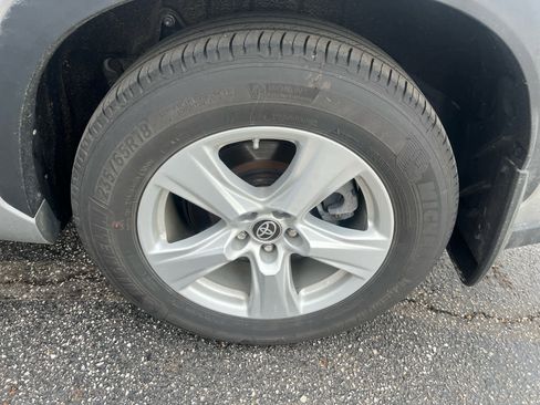 Used 2024 Toyota Highlander LE image 12