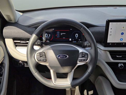 Used 2025 Ford Explorer Active w/ Active Comfort Package RWD image 19