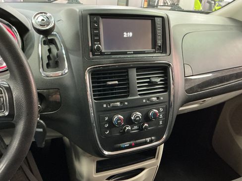 Used 2019 Dodge Grand Caravan SE w/ UConnect Hands-Free Group image 16