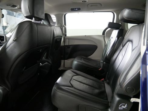 Used 2018 Chrysler Pacifica Touring-L w/ Premium Audio Group FWD image 32