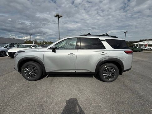 New 2025 Nissan Pathfinder SV image 7