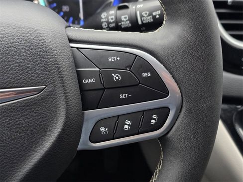 Used 2024 Chrysler Pacifica Touring-L image 24