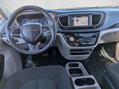 Used 2022 Chrysler Voyager LX image 15