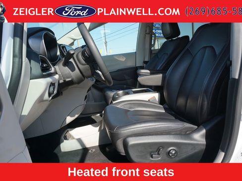 Used 2024 Chrysler Pacifica Touring-L FWD image 19