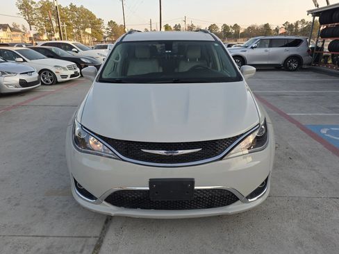 Used 2020 Chrysler Pacifica Touring-L Plus w/ Tire & Wheel Group image 4