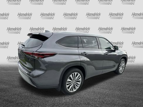 Used 2024 Toyota Highlander Platinum FWD image 10