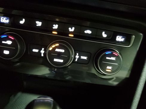 Used 2020 Volkswagen Tiguan SE w/ Panoramic Sunroof Package image 16