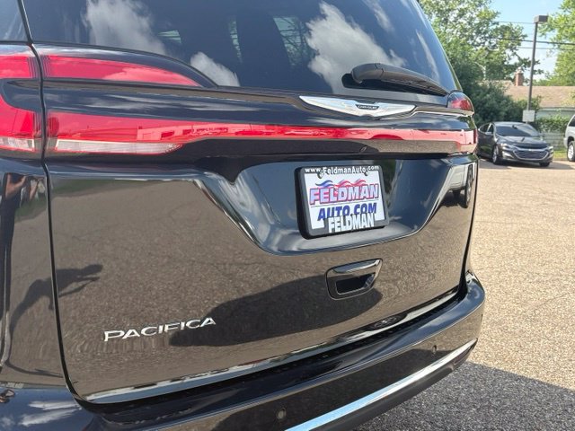 Used 2024 Chrysler Pacifica Touring-L FWD image 30