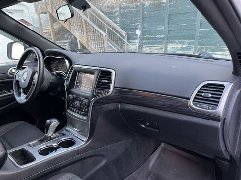 Used 2020 Jeep Grand Cherokee Laredo image 27