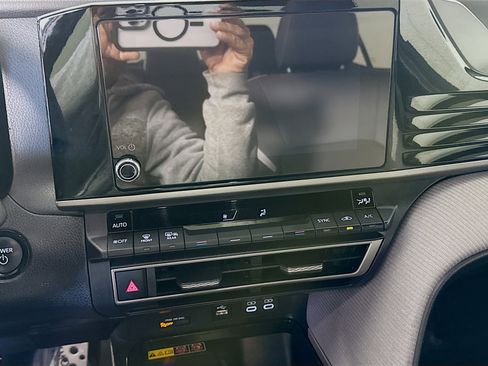 Used 2025 Toyota Camry SE image 18