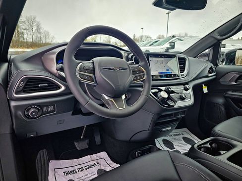 New 2026 Chrysler Pacifica Select FWD image 13