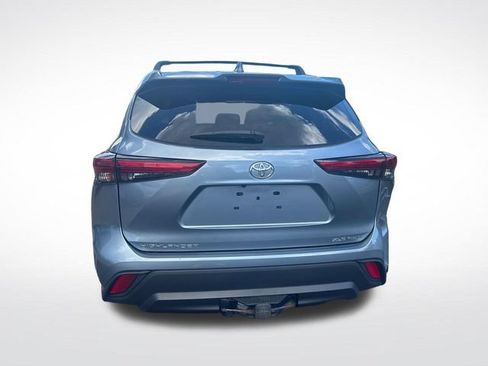 Used 2022 Toyota Highlander XLE AWD/4WD image 4