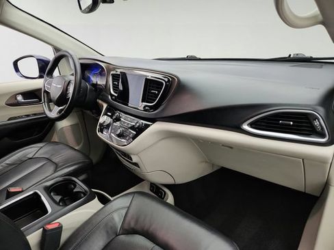 Used 2018 Chrysler Pacifica Touring-L Plus FWD image 26