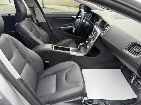 Used 2017 Volvo S60 T5 Inscription image 19