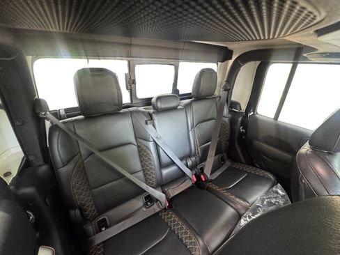 Used 2023 Jeep Gladiator Overland AWD/4WD image 16