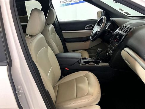 Used 2019 Ford Explorer XLT w/ Equipment Group 202A FWD image 5