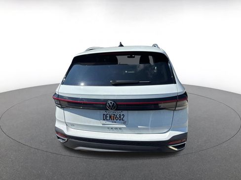 Used 2026 Volkswagen Taos SE FWD image 5