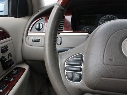 Used 2003 Lincoln Town Car Signature image 9