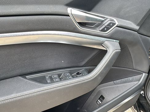 Used 2021 Audi e-tron Premium Plus w/ Premium Plus Package image 13