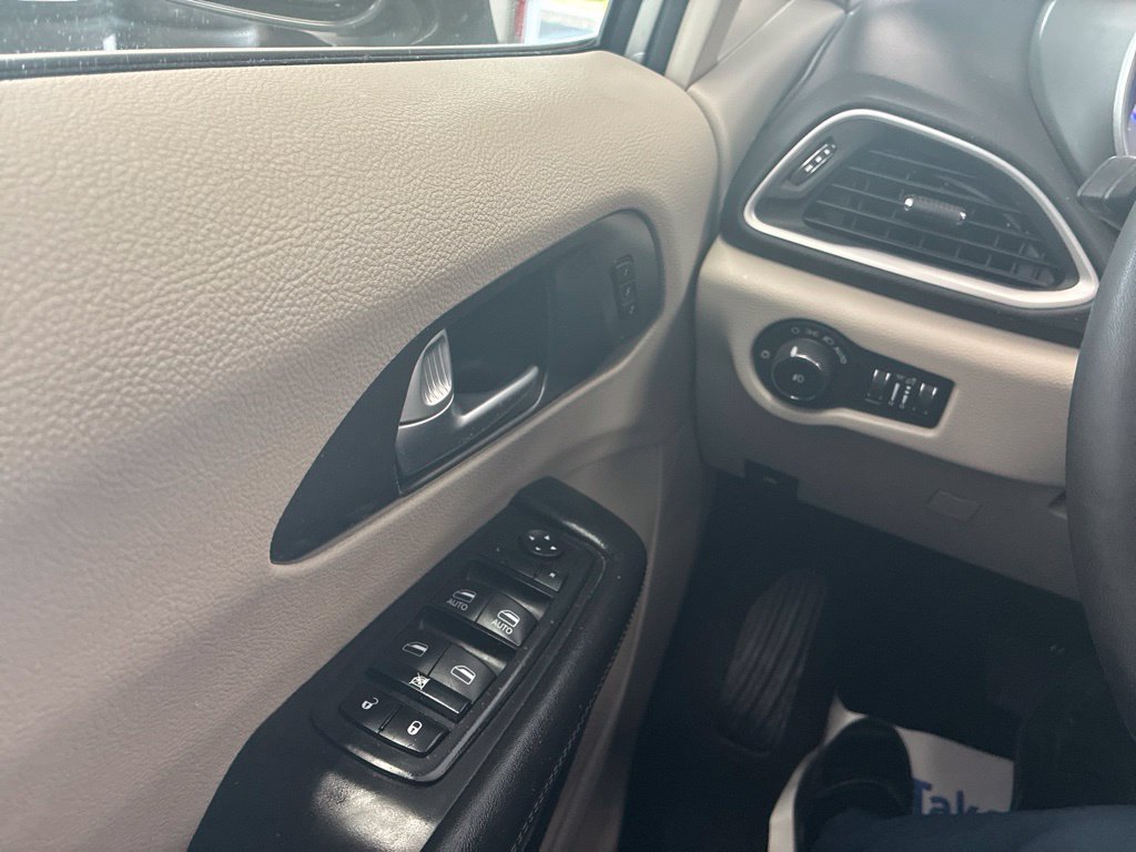 Certified 2024 Chrysler Pacifica Touring-L FWD image 47