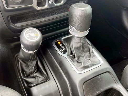 Certified 2022 Jeep Gladiator Willys image 25