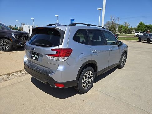 Used 2021 Subaru Forester Premium AWD/4WD image 9