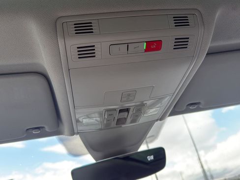 Used 2022 Volkswagen Tiguan SE image 43