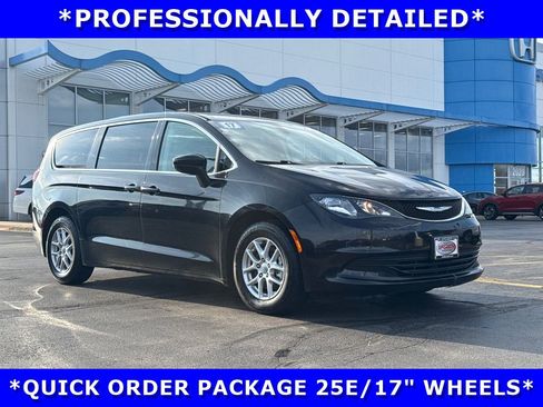Used 2017 Chrysler Pacifica LX FWD image 3