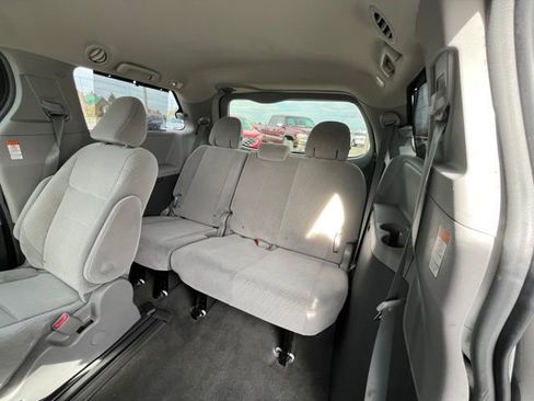 Used 2018 Toyota Sienna LE image 29