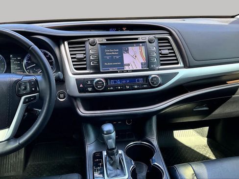 Used 2019 Toyota Highlander XLE FWD image 7
