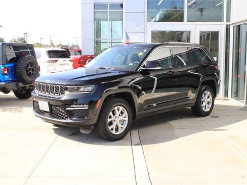 Certified 2023 Jeep Grand Cherokee Limited AWD/4WD image 3