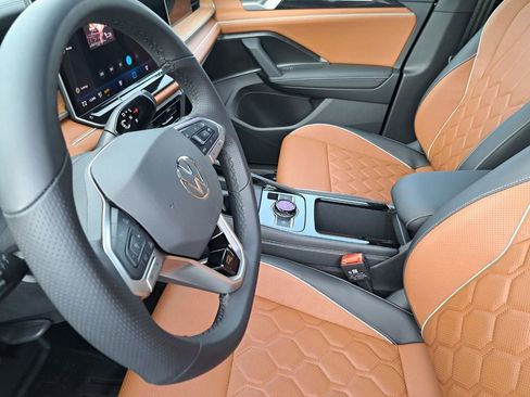 Used 2025 Volkswagen Tiguan SEL R-Line image 17