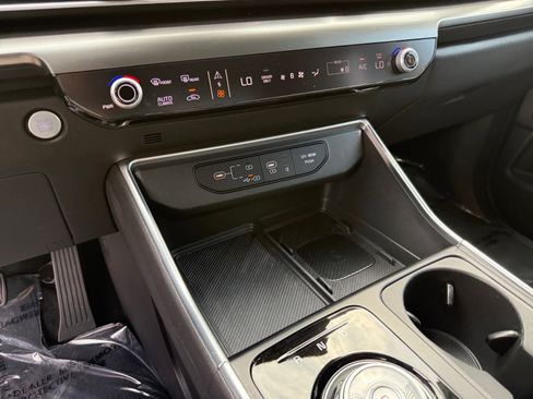 Used 2025 Kia Carnival SX w/ SX Dark Edition Package image 22