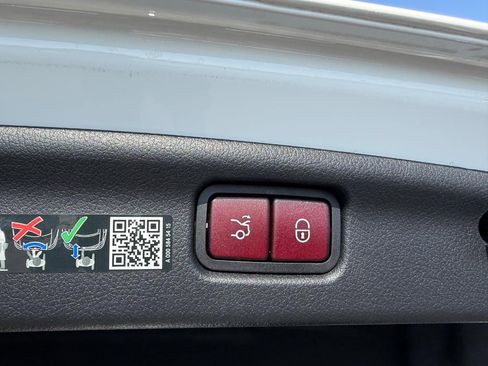 Used 2025 Mercedes-Benz C 300 4MATIC Sedan image 6