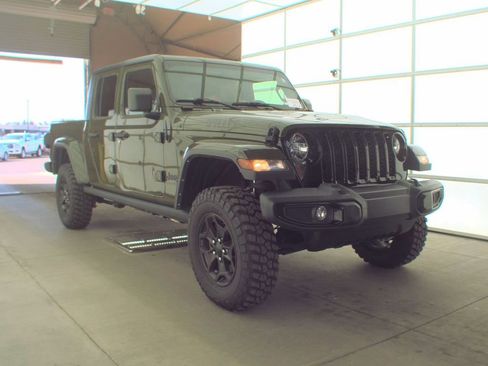 Used 2021 Jeep Gladiator Willys AWD/4WD image 3