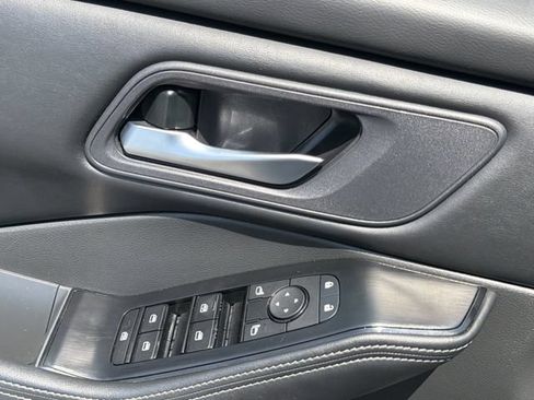 Used 2025 Nissan Rogue SV FWD image 26