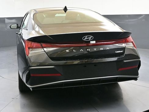 Used 2025 Hyundai Elantra Limited FWD image 4