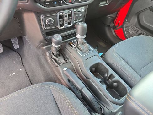 Used 2025 Jeep Wrangler Unlimited Sahara AWD/4WD image 29