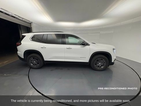 Used 2025 GMC Acadia Elevation image 9