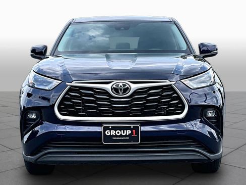 Used 2023 Toyota Highlander LE FWD image 4