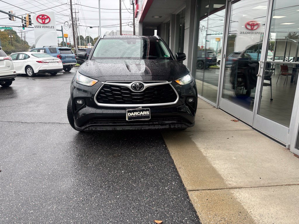 Used 2021 Toyota Highlander XLE AWD/4WD image 2