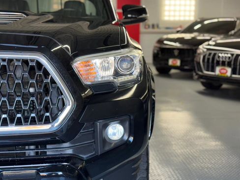 Used 2018 Toyota Tacoma TRD Sport image 4