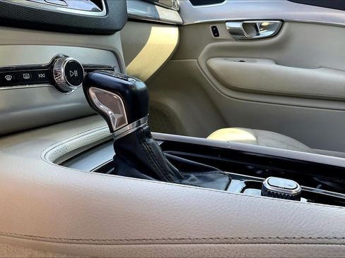 Used 2016 Volvo XC90 T6 Momentum w/ Convenience Package AWD/4WD image 17