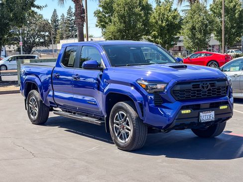 Used 2025 Toyota Tacoma TRD Sport AWD/4WD image 5