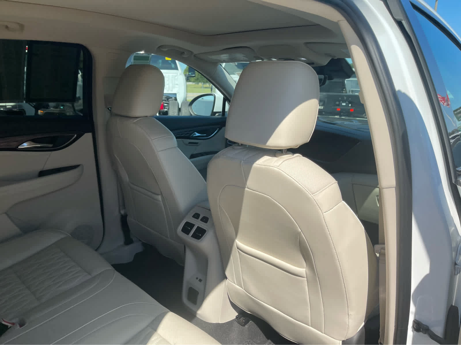 Used 2022 Buick Envision Avenir w/ Technology Package II FWD image 25