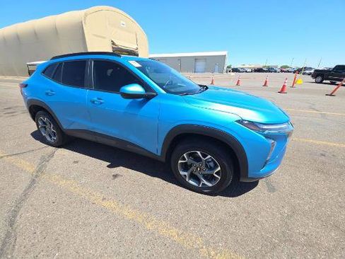 Used 2025 Chevrolet Trax LT image 3