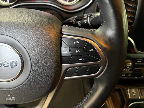 Used 2019 Jeep Cherokee Latitude Plus FWD image 28