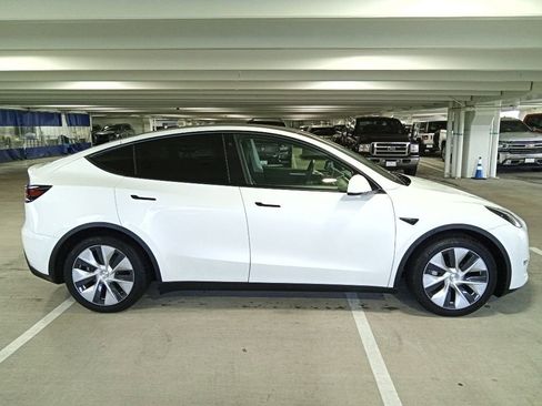 Used 2023 Tesla Model Y Long Range AWD/4WD image 4